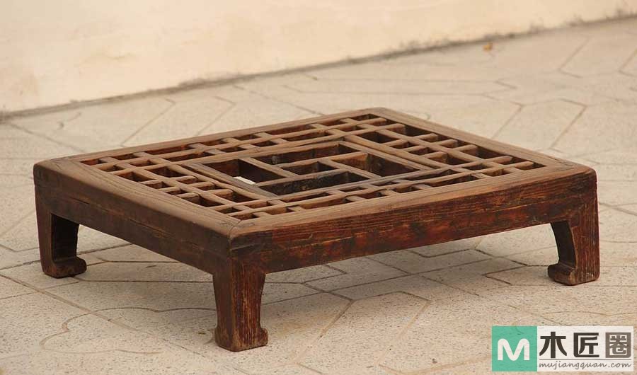 脚踏,今通称脚蹬子,古称脚床或踏床的的小型家具 脚踏,今通称脚蹬子,古称脚床或踏床的的小型家具