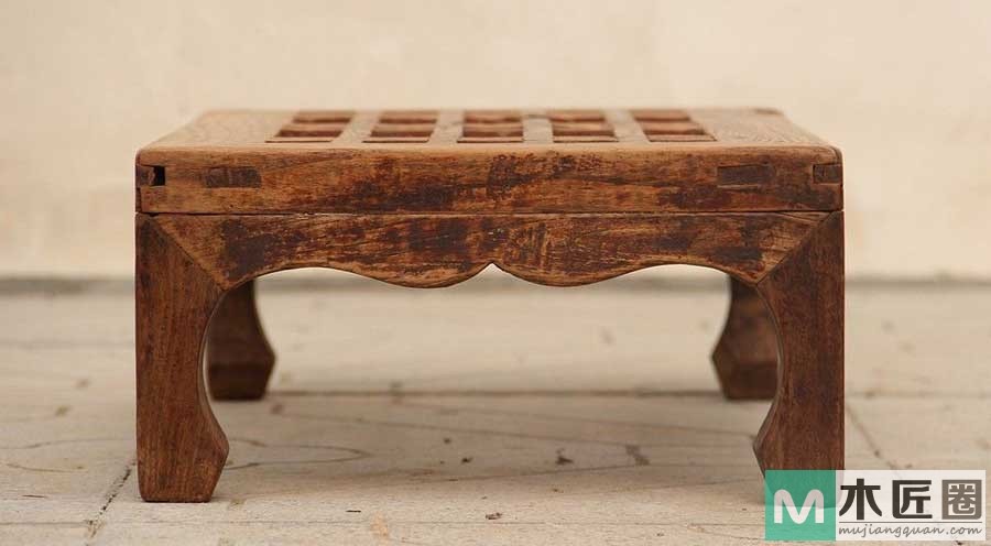 脚踏,今通称脚蹬子,古称脚床或踏床的的小型家具 脚踏,今通称脚蹬子,古称脚床或踏床的的小型家具