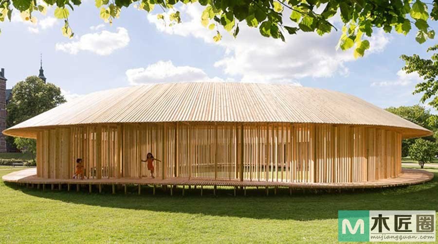丹麦国王花园的设计，是由松木木条搭建而成木亭花园