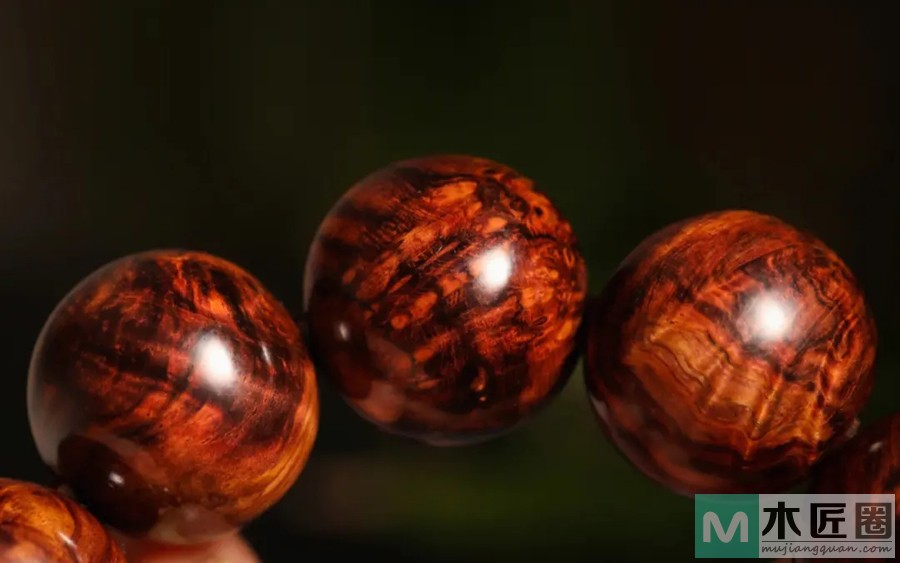 海南黄花梨手串魅力在哪？海南黄花梨鬼脸纹有着奇特风姿