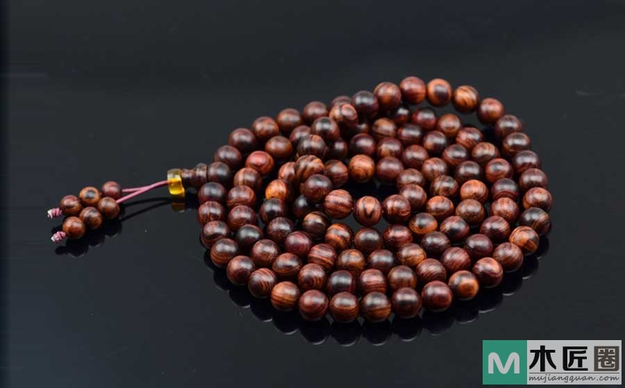 海南黄花梨手串魅力在哪？海南黄花梨鬼脸纹有着奇特风姿