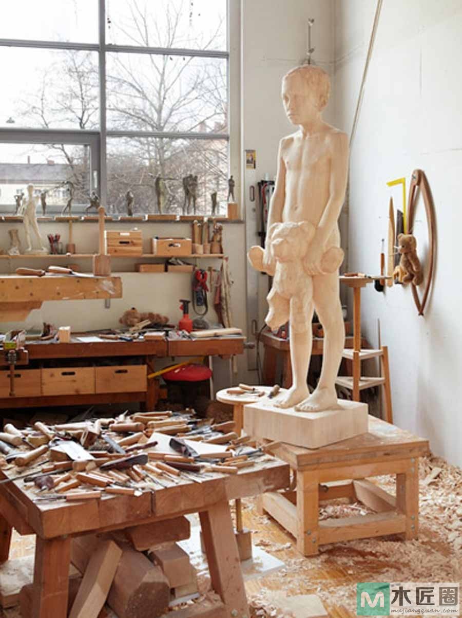 栩栩如生的木人像雕塑，来自奥地利的雕刻艺术家