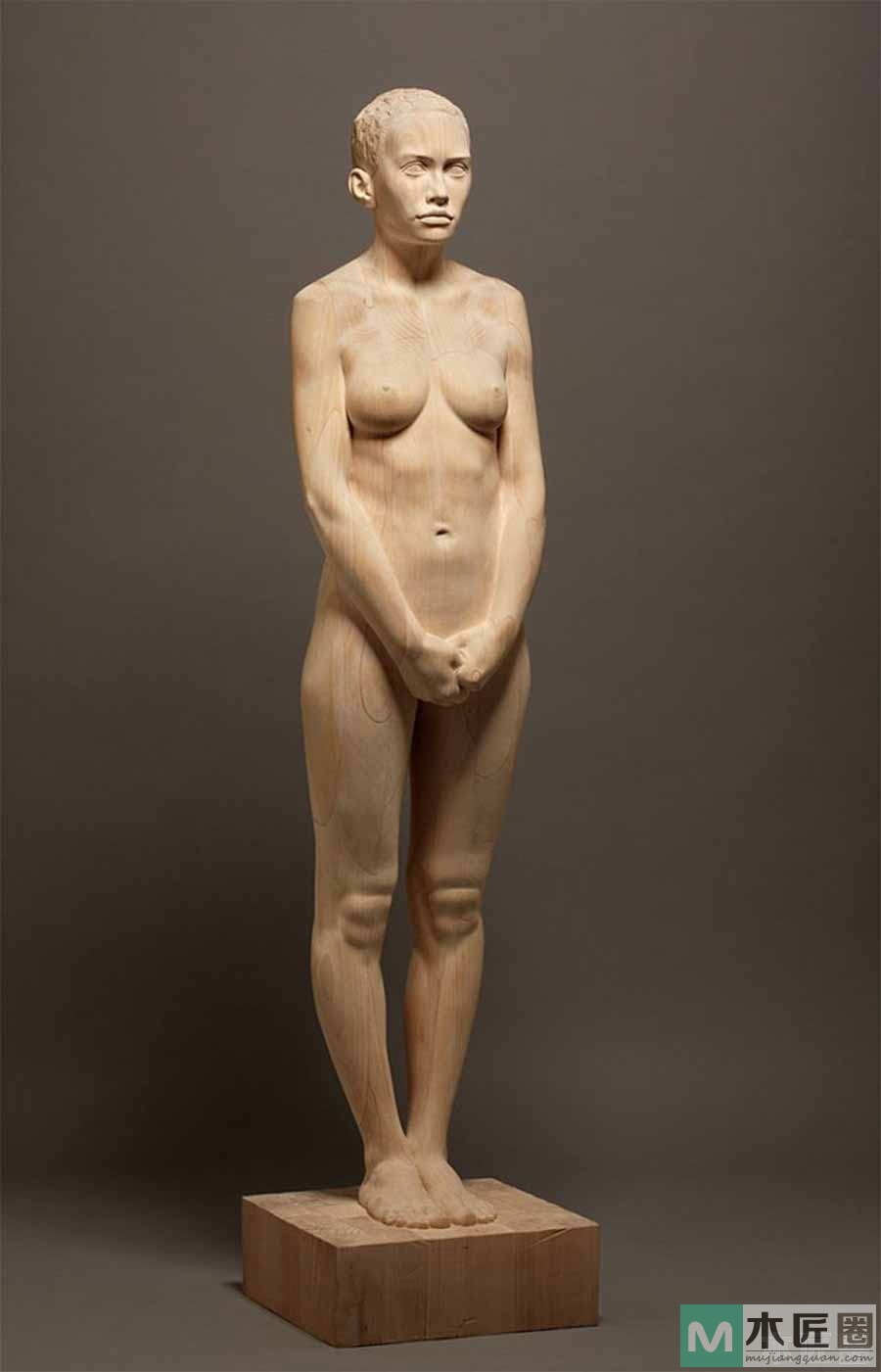 栩栩如生的木人像雕塑，来自奥地利的雕刻艺术家
