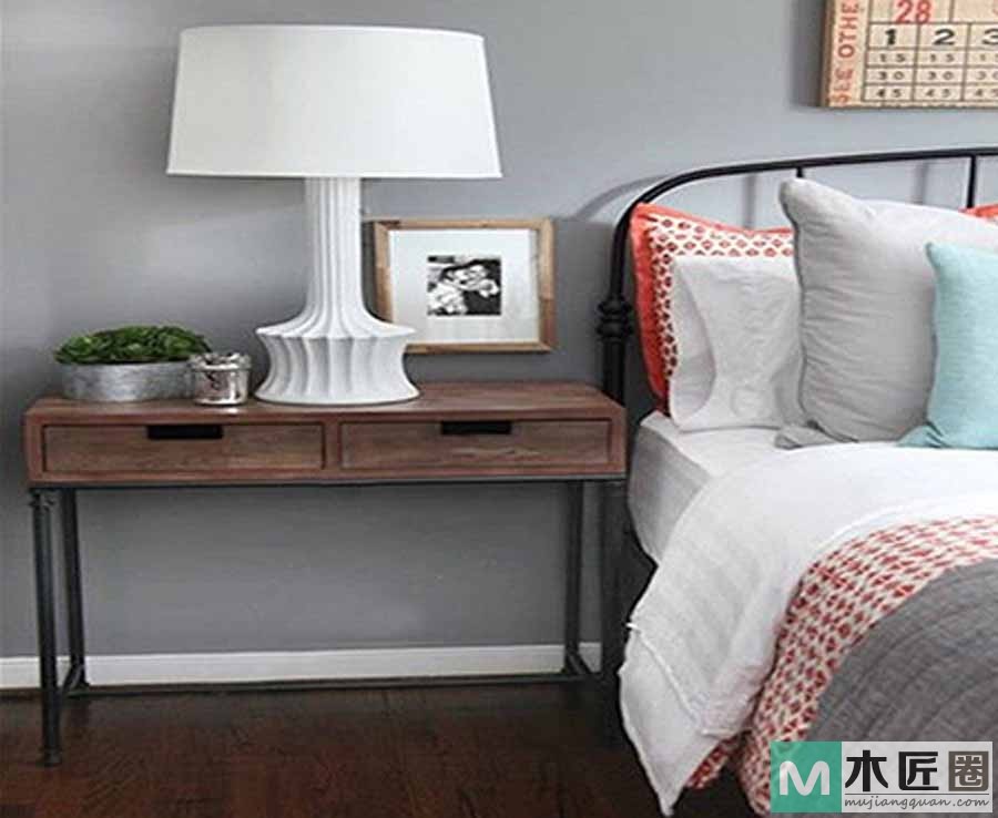 利用家中一些小角落的创意边桌，兼具装饰与实用的价值