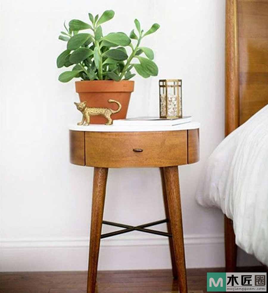 利用家中一些小角落的创意边桌，兼具装饰与实用的价值