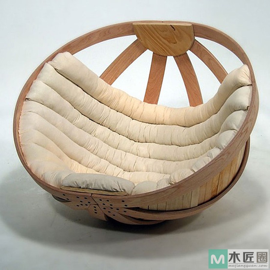 椅子不光是要满足坐立舒适感，还要配搭上创意的家具设计