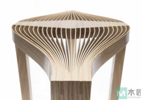 “玄关桌”是将木头沿着木纹展开，透气又极具线条感木桌