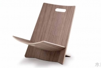 简单的沙滩椅子设计，使椅子可折叠方便携带