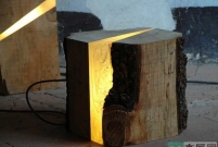 木头凳子变成灯的创意设计，将 LED 灯泡嵌入到废弃的木料中
