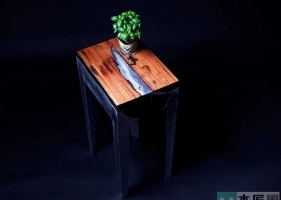 以色列产品设计师把铝液融合木头，创建独特的桌子和长凳