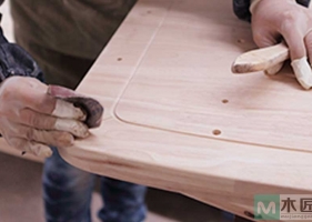 木工师傅用不同打磨工具打磨，看看家具打磨涂装的重要性