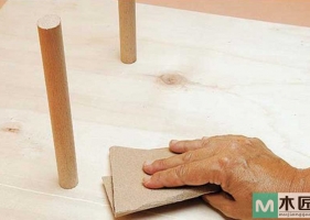 家具打磨的技巧和方法，第一就是要顺着木纹进行打磨