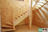 在复式房的设计中，楼梯是连上接下起着关键的作用