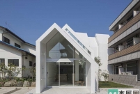 东京设计师，设计的这家小诊所的尖顶建筑造型
