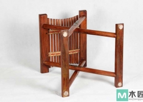 交杌，俗称“马闸”，一种可折叠的坐具，也作“马扎”